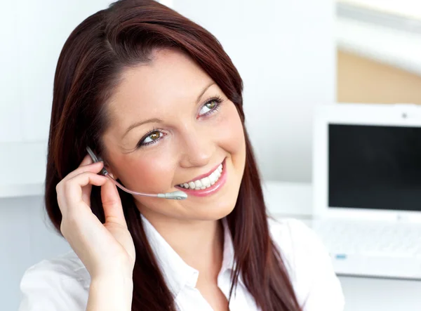 Jonge zakenvrouw hoofdtelefoon dragen in haar kantoor — Stockfoto