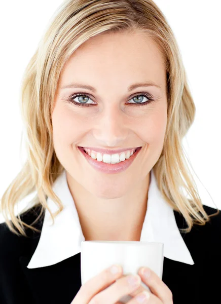 Strahlende Geschäftsfrau mit einer Tasse, die in die Kamera lächelt — Stockfoto