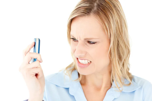 Woedend zakenvrouw kijken naar haar mobiele telefoon — Stockfoto
