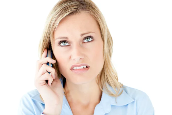 Mujer de negocios frustrada hablando por teléfono —  Fotos de Stock