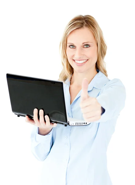 Fröhliche junge Geschäftsfrau hält einen Laptop mit erhobenem Daumen — Stockfoto
