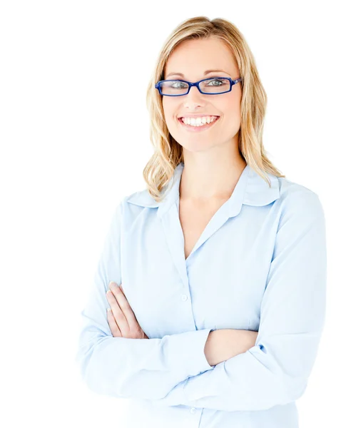 Vertrouwen zakenvrouw met gevouwen armen glimlachen naar de camera — Stockfoto