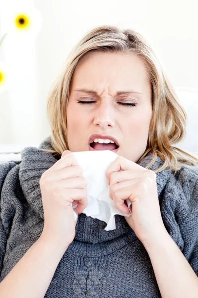 Nemocná žena kýchání, drží kapesník — Stock fotografie
