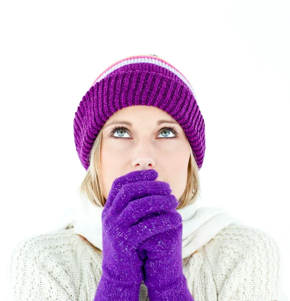 Freezing young woman wearing gloves looking upwards — Stock Photo, Image