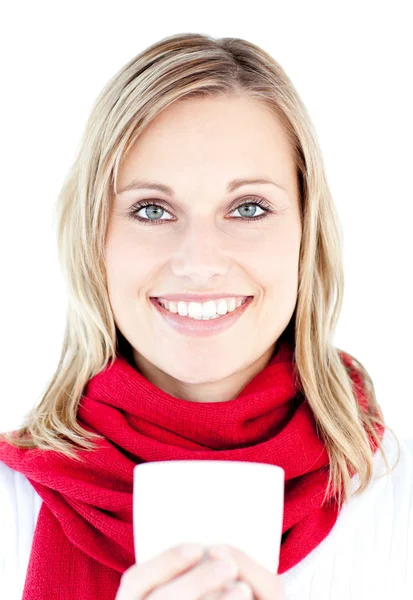 Πορτρέτο του ένα χαμογελαστό γυναίκα που κρατάει ένα κυπελάκι το χειμώνα — Φωτογραφία Αρχείου