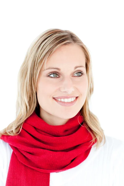 Retrato de una mujer cautivadora con una bufanda roja — Foto de Stock