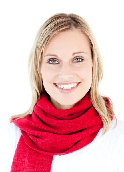 Retrato de una mujer hermosa con una bufanda roja sonriendo a la leva — Foto de Stock