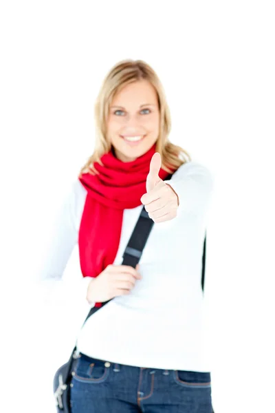 Geanimeerde vrouw met duim omhoog en sjaal glimlachen naar de camera — Stockfoto