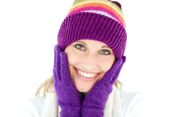 Zářící mladá žena s čepici a rukavice v zimě — Stock fotografie