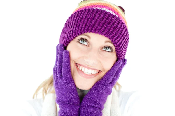 性格开朗的年轻女子，与帽和手套在冬天 — 图库照片