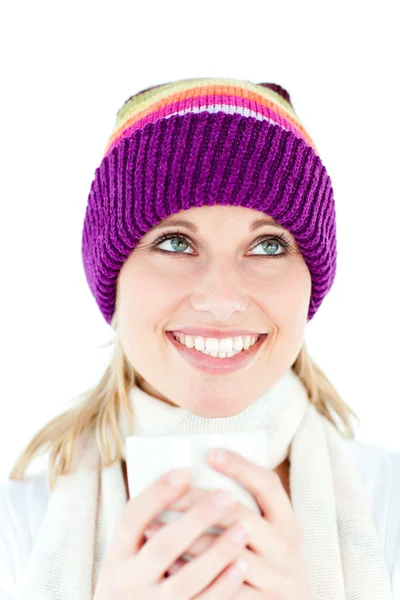 Bir fincan içinde belgili tanımlık kış şapkası holding neşeli genç kadın — Stok fotoğraf