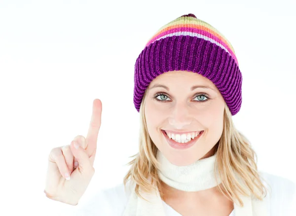 Positive Frau zeigt sich lächelnd in die Kamera gegen weiße Ba — Stockfoto