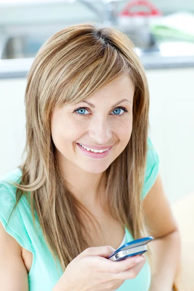 Happy young woman sending a text smiling at the camera — Stock Photo, Image