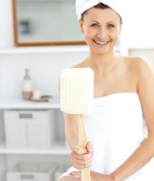 Mulher feliz segurando uma escova sorrindo para a câmera — Fotografia de Stock