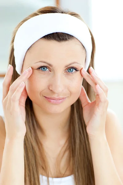 Portrait of a beautiful woman putting moisturizer on her face — Stock Photo, Image