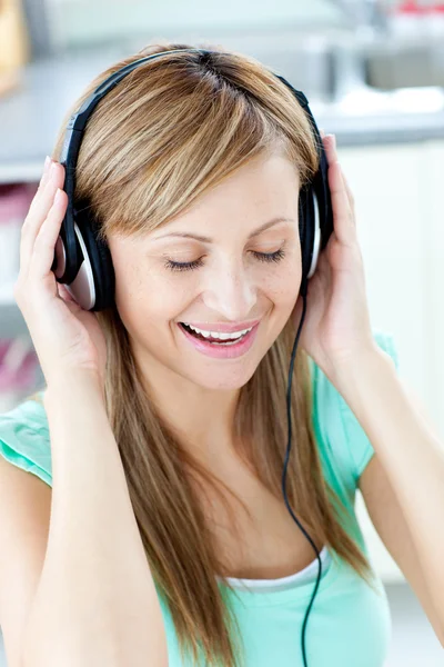 Femme caucasienne animée écouter musik avec écouteurs — Photo