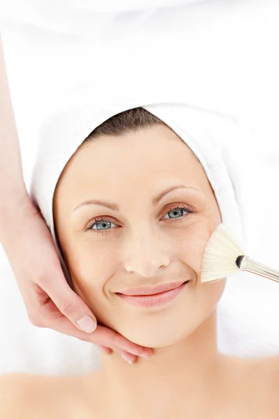 Smiling young woman receiving a beauty treatment — Stock Photo, Image