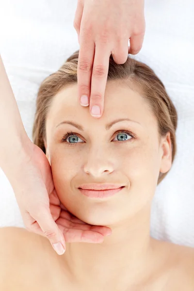 Gloeiende jonge vrouw met een hoofd massage — Stockfoto