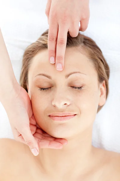 Positivo giovane donna avendo un massaggio alla testa — Foto Stock