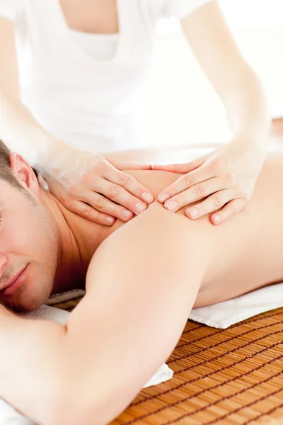 Hombre descansando teniendo una masaga en la espalda — Foto de Stock