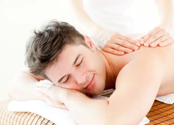 Rilassato giovane uomo riceve un massaggio alla schiena — Foto Stock
