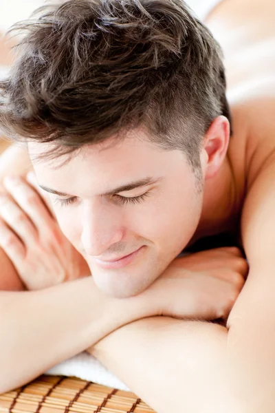 Ritratto di un uomo sorridente sdraiato su un lettino da massaggio — Foto Stock