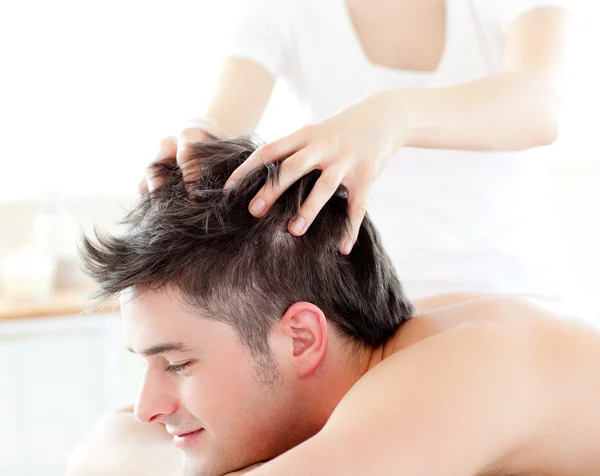 Šťastný mladý muž přijímá masáž hlavy — Stock fotografie