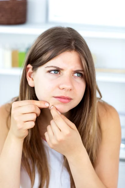 Mulher infeliz com irritação na pele limpando seu rosto — Fotografia de Stock