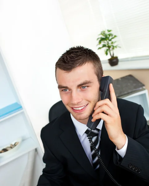 Складний молодий бізнесмен розмовляє по телефону — стокове фото