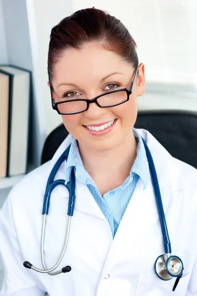 Kultivierte Ärztin lächelt in die Kamera — Stockfoto