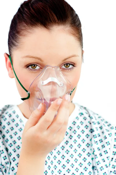 有病的年轻女子看摄像机氧气面罩 — 图库照片