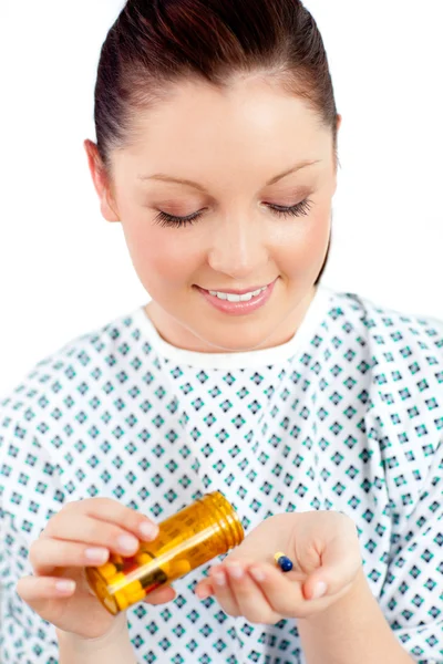 Paciente feminina positiva tomando pílulas — Fotografia de Stock