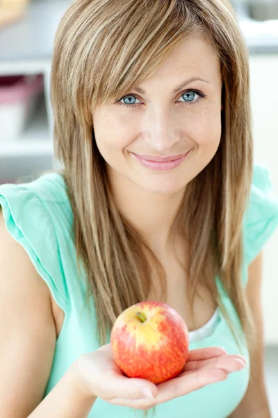 Retrato de una hermosa mujer sosteniendo una manzana mirando a la ca —  Fotos de Stock