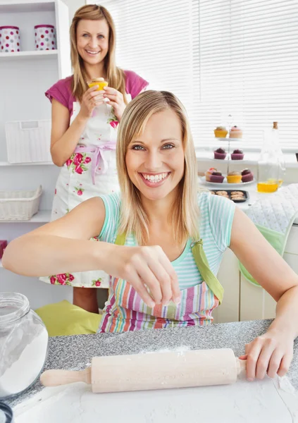 Анімовані друзі-жінки, що випікають кекси, посміхаються на камеру — стокове фото
