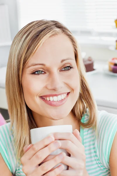 Retrato de uma mulher relaxada segurando uma xícara de café — Fotografia de Stock