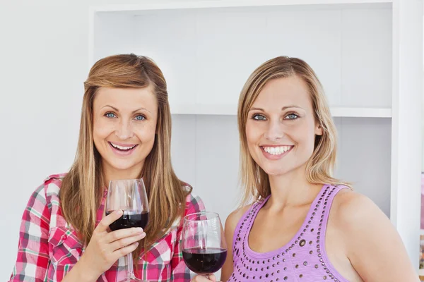 Bright female friends standing in the kitchen — Stock Photo, Image