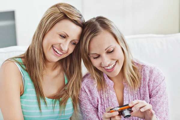 Veselé ženy přátelé baví s digitálním fotoaparátem — Stock fotografie