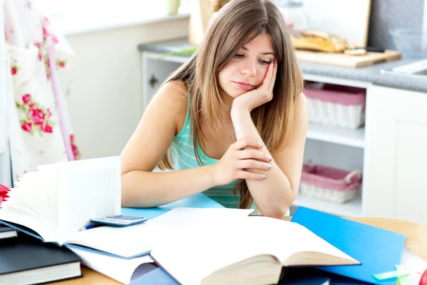 Cansado estudante caucasiano fazendo lição de casa — Fotografia de Stock