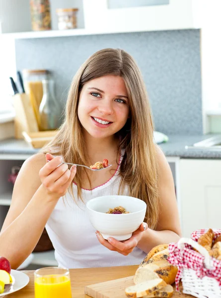 Donna caucasica brillante che mangia cereali con fragole — Foto Stock