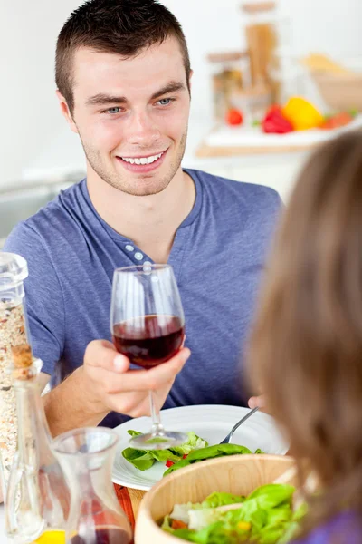 Charmanter junger Mann beim Abendessen mit seiner Freundin — Stockfoto