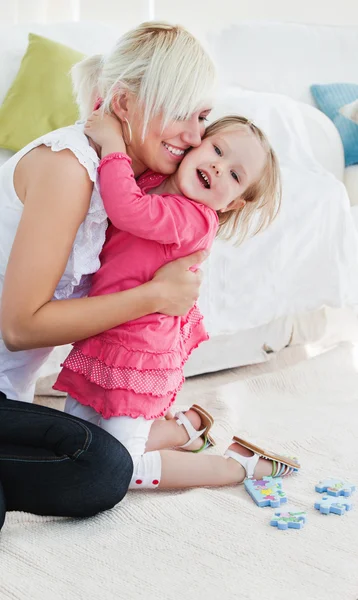 Veselá holčička objala matku — Stock fotografie