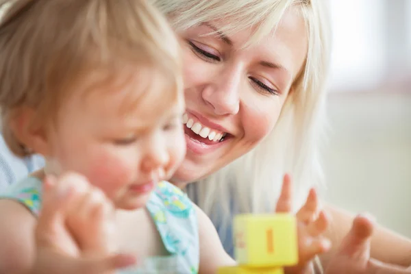 Close-up van een heldere moeder spelen met haar dochter — Stockfoto