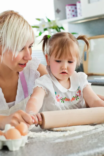 Attente jonge moeder bakken met haar dochter — Stockfoto