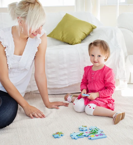 Lief klein meisje spelen met haar moeder — Stockfoto