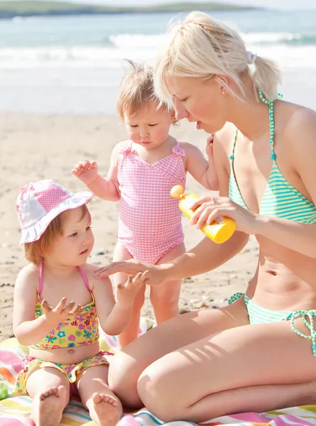 Happy young family at the beach — Stock Photo, Image