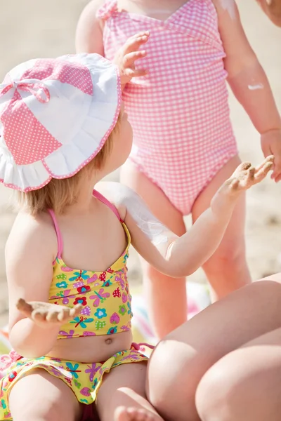 Sevimli küçük bir kız plajda Close-Up — Stok fotoğraf