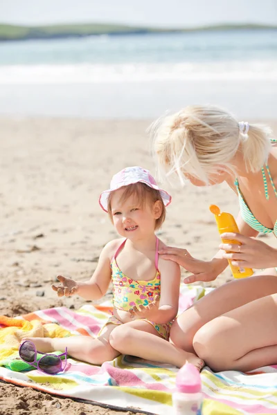Płacz dziewczynki na plaży z matką — Zdjęcie stockowe