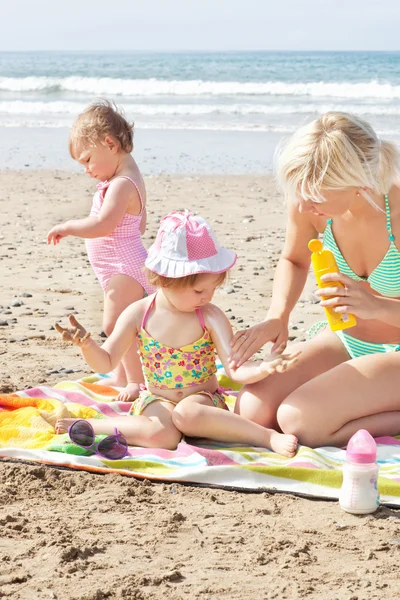 Plajda olumlu Beyaz aileSahilde küçük kız gülümseyerek — Stok fotoğraf