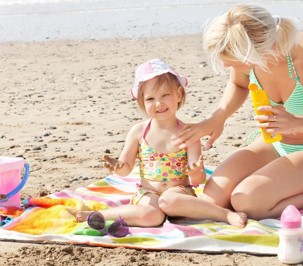 Plajda olumlu Beyaz aileSahilde küçük kız gülümseyerek — Stok fotoğraf
