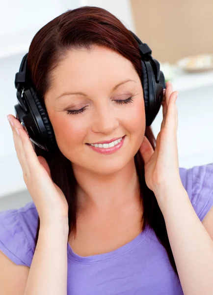 Блаженная женщина слушает музыку — стоковое фото